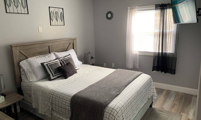 Cleveland Apartment | Cozy daisy 2-aCharming 1-bedroom apartment in superb Cleveland with AC, WiFi