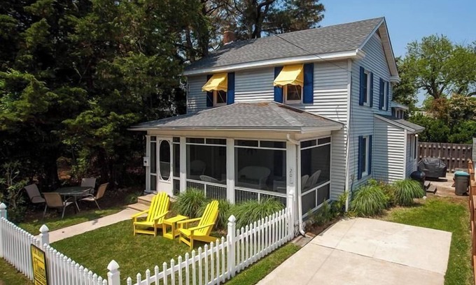 Country Club Estates House | Cozy Dog-Friendly Cottage, Steps to Rehoboth Beach & Boardwalk!