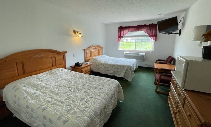 Red Bud Bed & Breakfast | Cozy Double Full Basic Room with Free Parking!