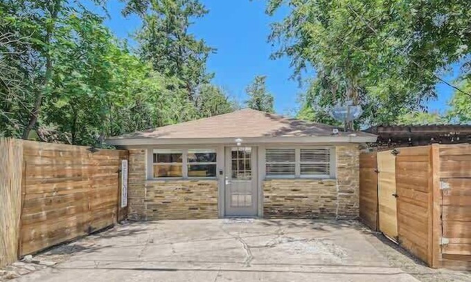 Georgetown House | Cozy, Eclectic, Quiet Studio-Walk to the Square!