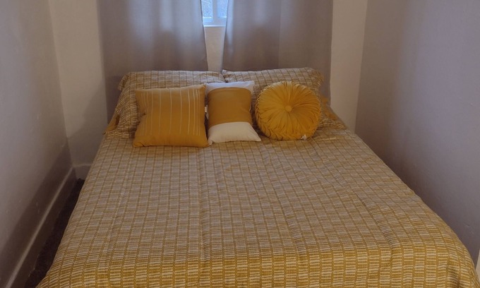 Pittsburgh Apartment | Cozy Efficiency Apartment. Minutes from downtown Pittsburgh.