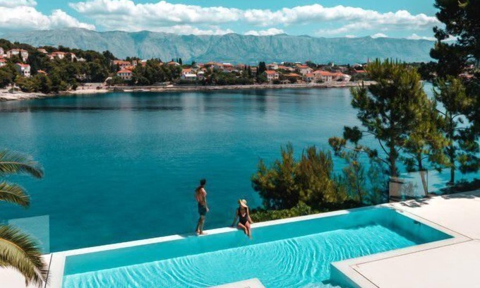 Sutivan Villa | Cozy Enchanted Villa With Infinity Pool And Gym