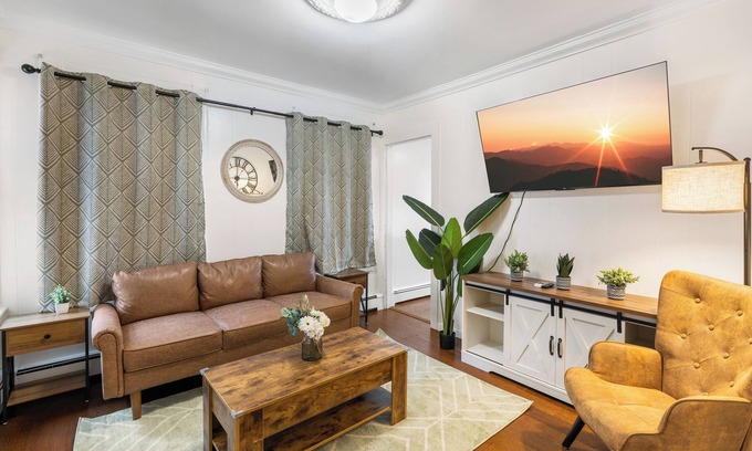 Poughkeepsie House | Cozy Escape -Strong Wi-Fi -Prime Location