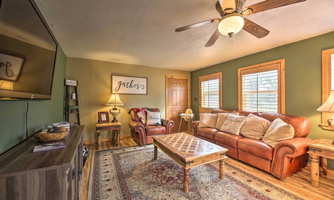 Timberland Acres Cabin | Cozy Escape with Yard: Hike, Sightsee & Explore!