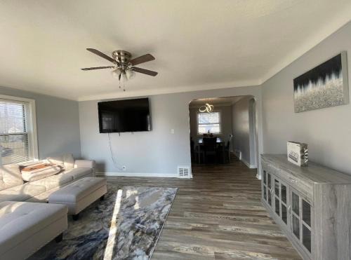 Euclid House | Cozy Euclid Home Near Lakefront