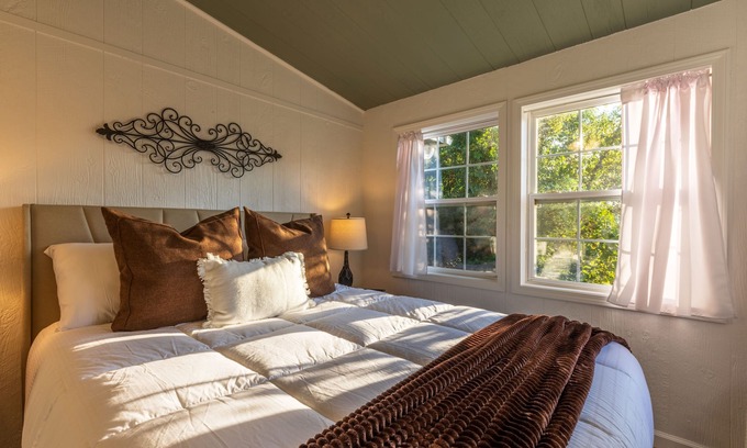 McArthur House | Cozy Fall Getaway | Hot Tub, Fire Pit Grand Piano