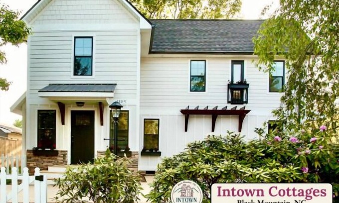 Black Mountain House | Cozy Family Retreat w/HT-Sauna Deck & DT Charm