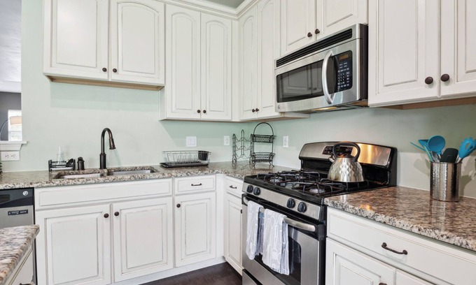 Newark House | Cozy family size Lakeview home, 6 mins drive to University of Delaware