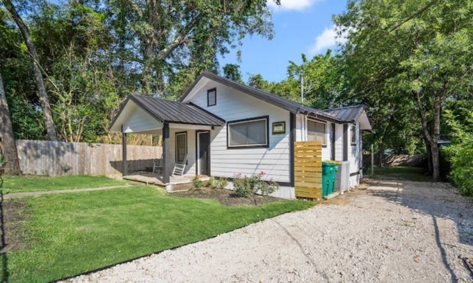 Conroe House | Cozy farmhouse in downtown Conroe