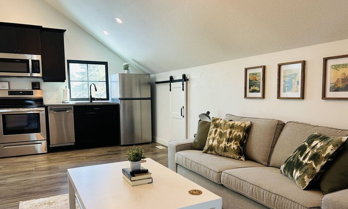 Parkland County House | Cozy farmhouse loft with lake access!