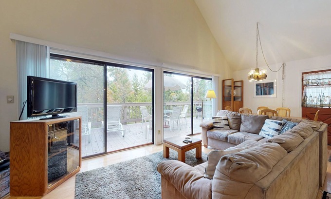 Groveland House | Cozy forest chalet with free WiFi, wood fireplace, pool, golf & beach access