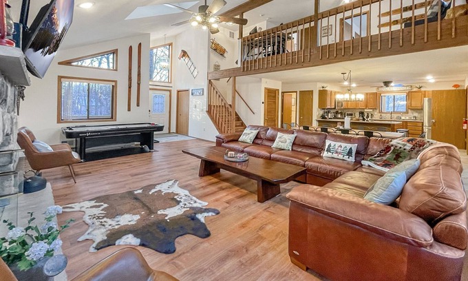 Gouldsboro Ski Chalet | Cozy Fun Chalet: Game rm-Gym-Firepit-EV Charger-Pet Friendly, Cmty Beach & Pool!