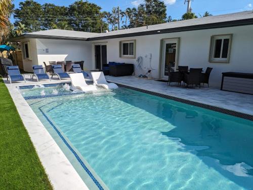 Coral Ridge House | Cozy Fun-Size Getaway + Pool&Spa 5 mins to Beach