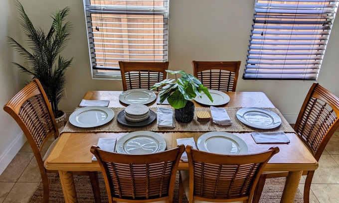 Southside House | Cozy Getaway mins from beach and downtown