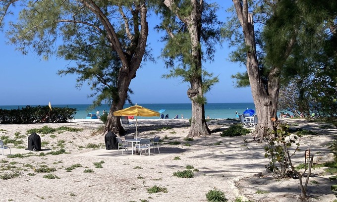Holmes Beach Apartment | Cozy Ground-Level Beach Retreat – 75 Steps to the Gulf | Bamboo Apts #4