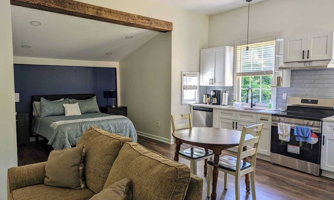 Oakdale House | Cozy Guesthouse in Charlotte