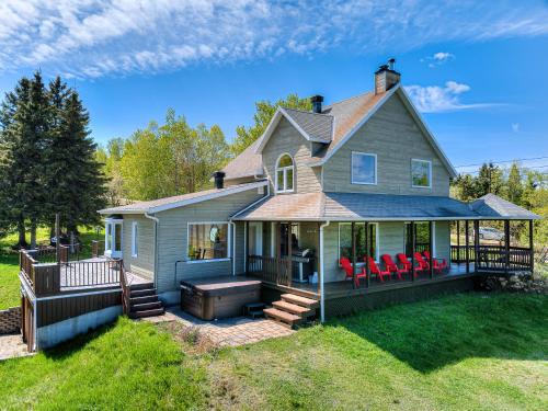 Baie-St-Paul House | Cozy Haven with Spa & Stunning Views