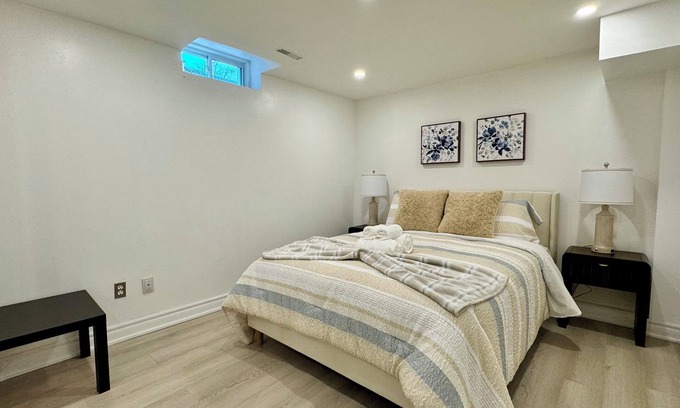Erin Mills Apartment | Cozy Hidden Gem | Stylish 2BR + Sofa Bed | Comfort
