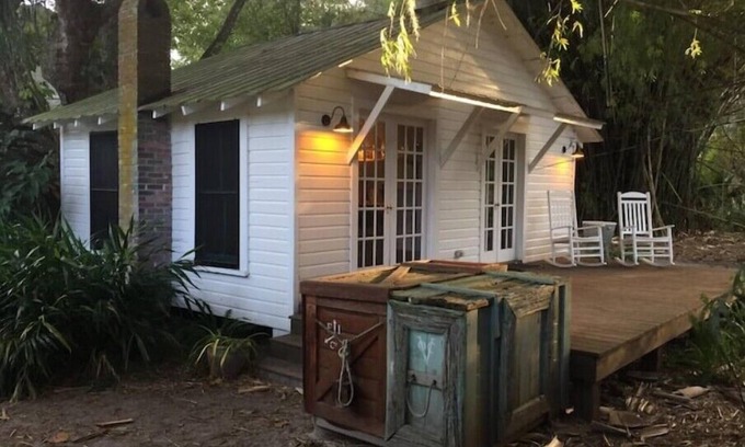 Georgetown Cottage | Cozy Historic Cottage on a Private Island/Real Old Florida/Close to Springs!