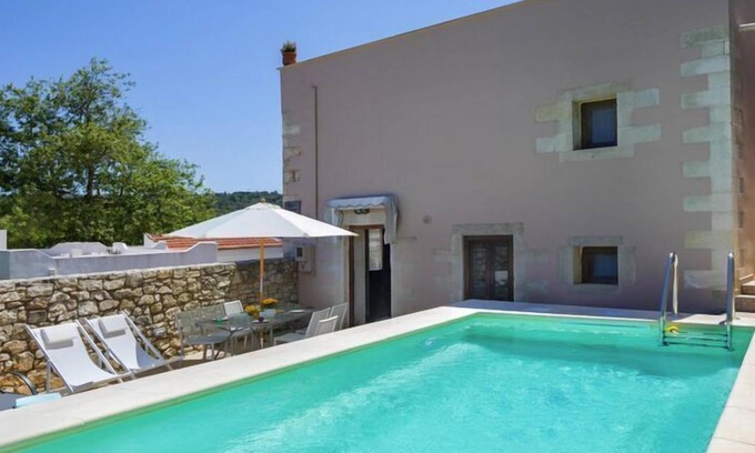 Maheri House | Cozy holiday home with pool and whirlpool in Maheri