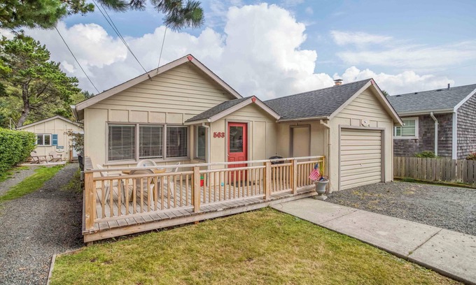 Downtown Cannon Beach House | Cozy Home 3 Blocks From Downtown and 1 Block From Beach