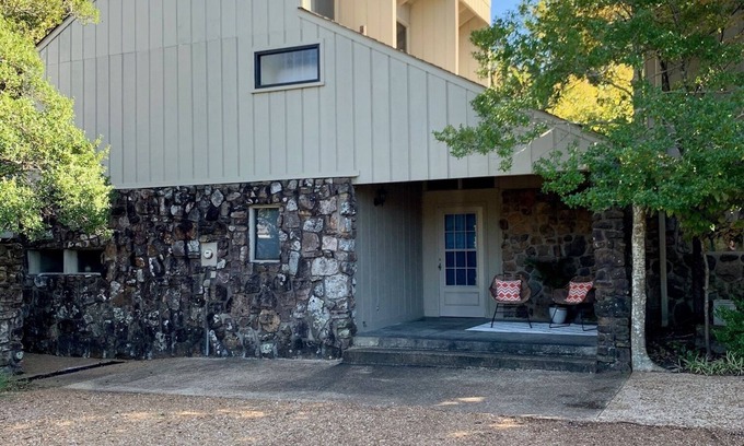 Eden Isle House | Cozy home across from Red Apple Inn and 20 minutes from Little Red River!