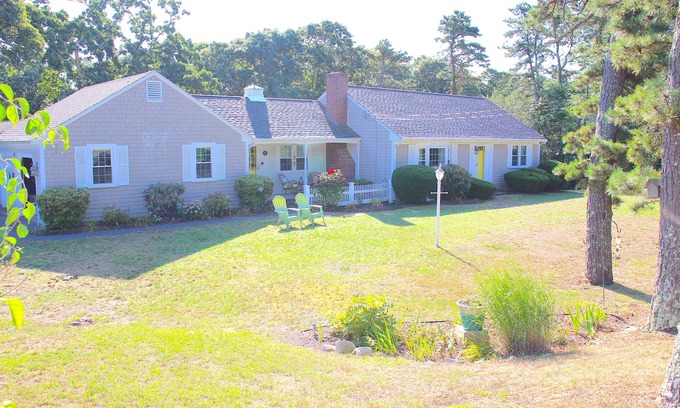 East Dennis House | Cozy home close to Dennis beaches *can sleep 8*
