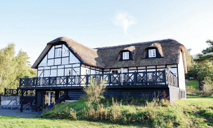 Vibæk Strand House | Cozy home in Ebeltoft with kitchen