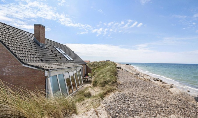 Lild Strand House | Cozy home in Frøstrup with sauna
