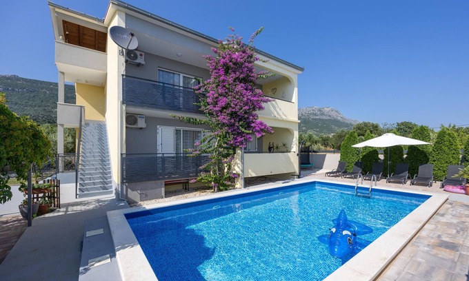 Kastela House | Cozy home in Kastel Luksic with WiFi