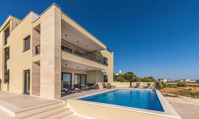 Kastela House | Cozy home in Kastel Luksic with WiFi