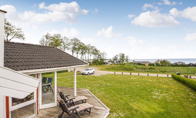 Grønninghoved Strand House | Cozy home in Sjølund with sauna
