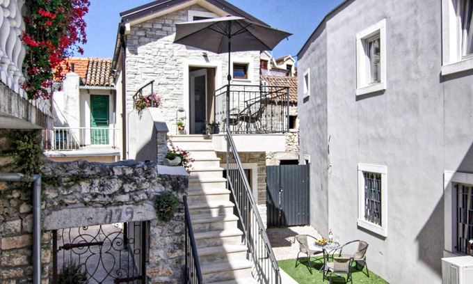 Turanj House | Cozy home in Turanj with WiFi