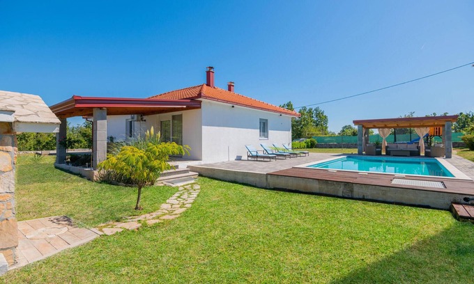 Imotski House | Cozy home in Vinjani Gornji with WiFi