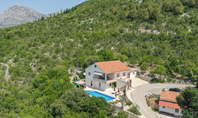 Vrgorac House | Cozy home in Zavojane with WiFi