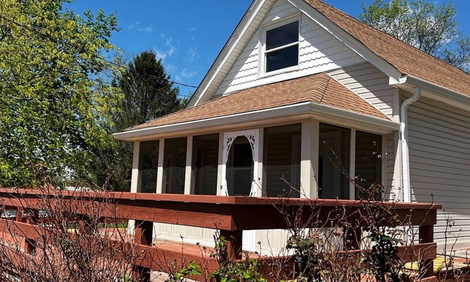 Greenville House | Cozy home located close to Louisville that features 2 separate living areas.