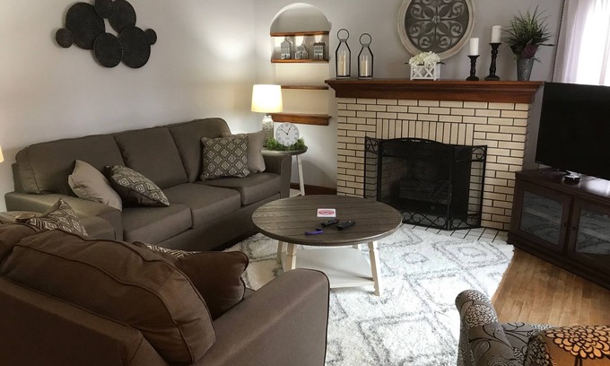 Wooster House | Cozy Home near College of Wooster
