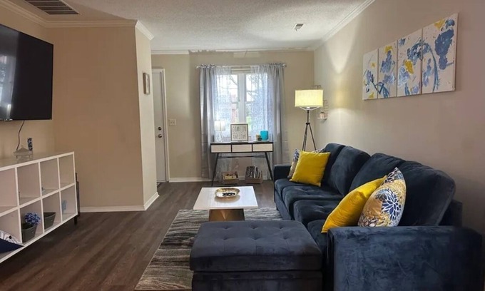 Fort Wayne House | Cozy home! Near downtown, St. Francis, mall, Fort Wayne Children's Zoo and more!