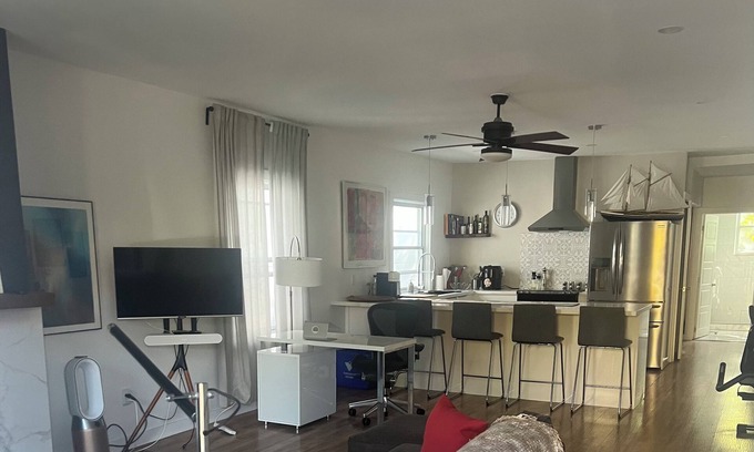 Old East York House | Cozy home, steps to public transport and 5 minutes to subway.