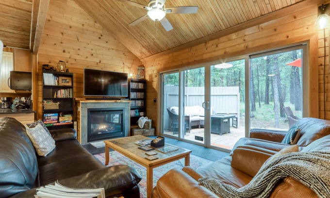 Black Butte Ranch House | Cozy home with shared pool, sauna, golf, private hot tub & deck - dog-friendly