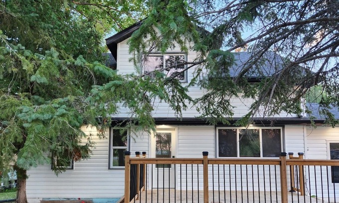 New Bothwell House | Cozy home with a fireplace in the living room, 25 minutes from Winnipeg!