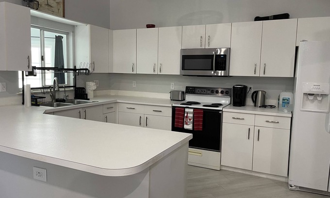 Florida Ridge House | Cozy home with a pool and hot tub just 6 miles away from the beach