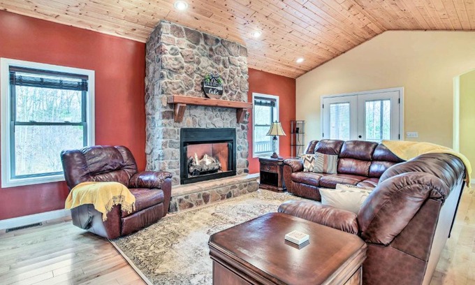 Burkesville House | Cozy Home with Patio, 2 Mi to Dale Hollow Lake!