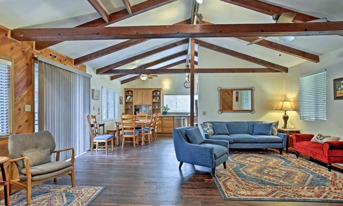 Mariposa House | Cozy Home with Patio Near Yosemite National Park!