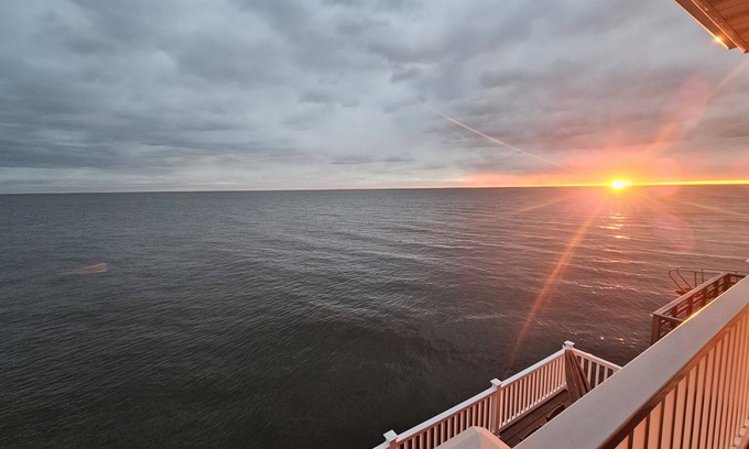Downe House | Cozy Home with Stunning Views on the Delaware Bay