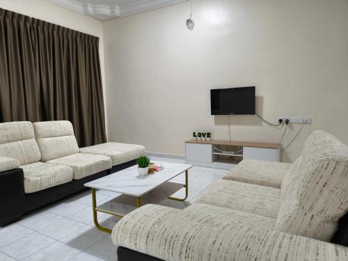 Batu Pahat House | Cozy Homestay near Pantai & Aeon Big - 10pax by Ngio