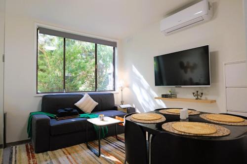 Melbourne Apartment | Cozy Hommee In Between CBD & Airport - Free Parking & Self Check-In