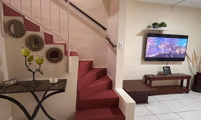 Garzota House | Cozy House in gated community w/hot water, fast wifi, by Samanes Park & Mall.