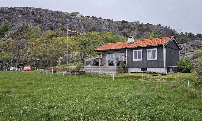 Skaerhamn House | Cozy house in Skärhamn surrounded by mountains, 450m to the sea | SE09117