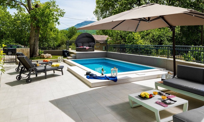 Dugopolje House | Cozy house Mia with private heated pool, jacuzzi, BBQ.